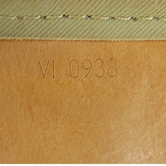 Authenticated Louis Vuitton travel bag with shoulder strap unisex - Picture 10 of 16